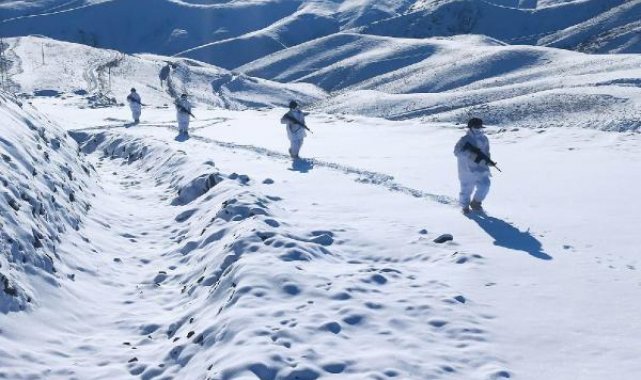 Mehmetçik zor kış şartlarında terörle mücadeleye devam ediyor