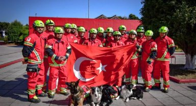 Meksika KızılHaç'ının ekibine ve köpeklerine 'teşekkür' madalyası