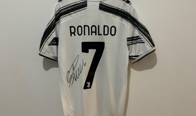 Merih Demiral, imzalı Ronaldo formasını bağış için açık arttırmaya çıkaracak