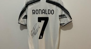 Merih Demiral, imzalı Ronaldo formasını bağış için açık arttırmaya çıkaracak