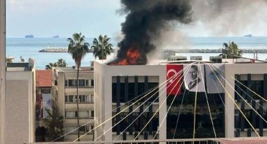 Mersin'de açılışı yapılan belediye hizmet binasında yangın