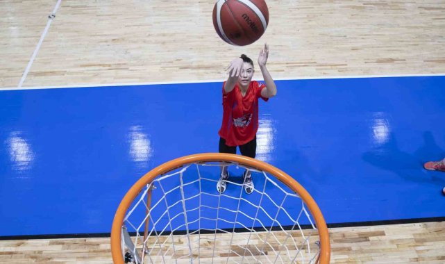 Mersin'den genç basketbolcular, gelişim kampına katıldı