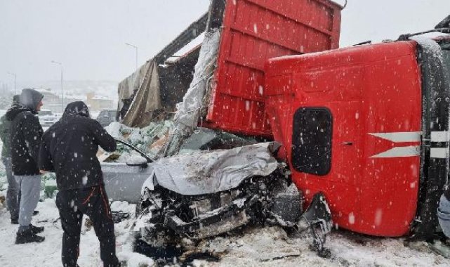 Meşrubat yüklü TIR otomobilin üzerine devrildi: 2 sürücü de yaralı