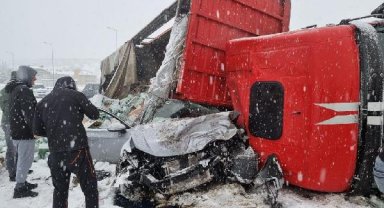 Meşrubat yüklü TIR otomobilin üzerine devrildi: 2 sürücü de yaralı