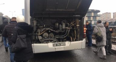 Metrobüs arızası nedeniyle vatandaşlar yürümek zorunda kaldı