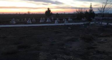 Mezarlıkta bedeninin yarısı toprağa gömülü kadın cesedi bulundu