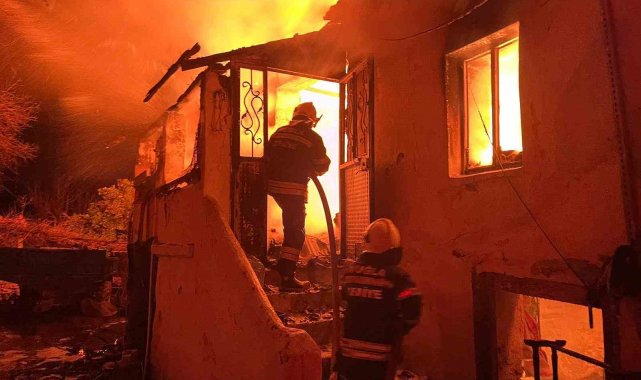 Milas'ta iki katlı ev küle döndü