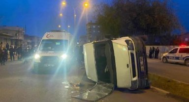 Minibüs ile otomobil çarpıştı: 9 yaralı