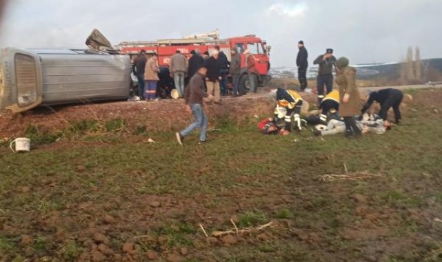 Minibüsle otomobil çarpıştı: 3 ölü, 7 yaralı