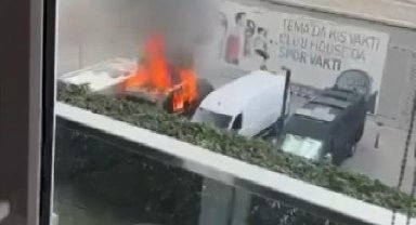 Minibüste çakmakla oynayan çocuk, üç aracın yanmasına neden oldu