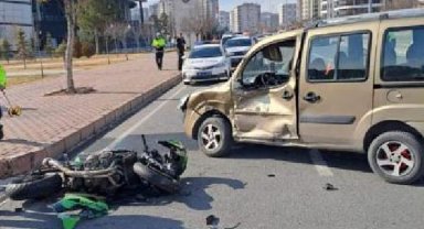 Motosiklet, hafif ticari araca çarptı: 1'i ağır 2 yaralı