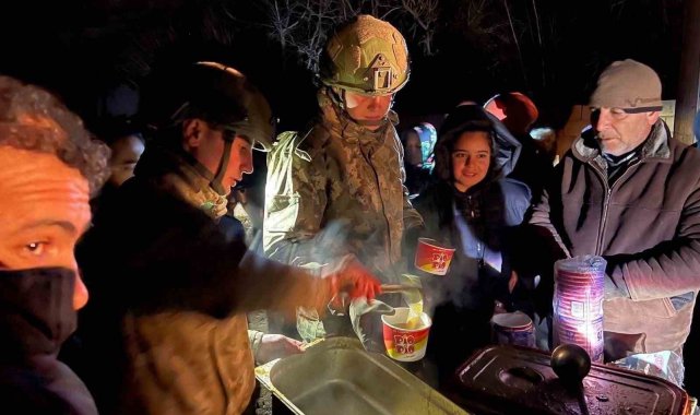 MSB, deprem bölgelerinde gece boyunca yemek dağıtımına devam ediyor