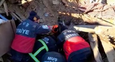 Muş Belediyesi itfaiye ekipleri 8'inci günde buzağıyı enkazdan çıkardı