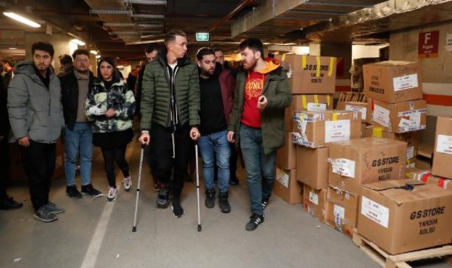 Muslera, koltuk değnekleriyle çalışmalara destek verdi