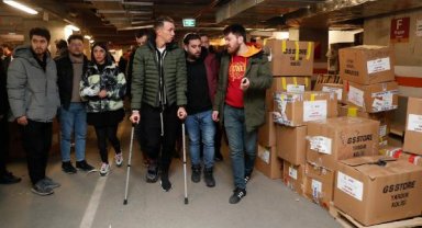 Muslera, koltuk değnekleriyle çalışmalara destek verdi