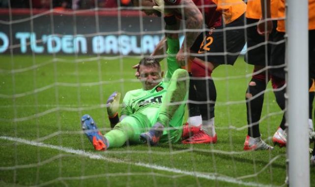 Muslera koltuk değnekleriyle stattan ayrıldı