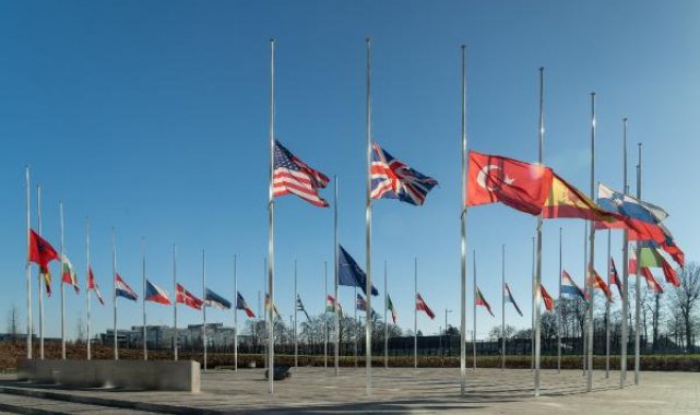 NATO'da bayraklar yarıya indirildi