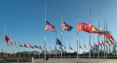 NATO'da bayraklar yarıya indirildi