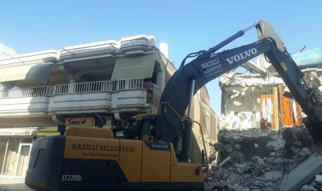 Nazilli Belediyesi deprem bölgesinde yaraları sarıyor
