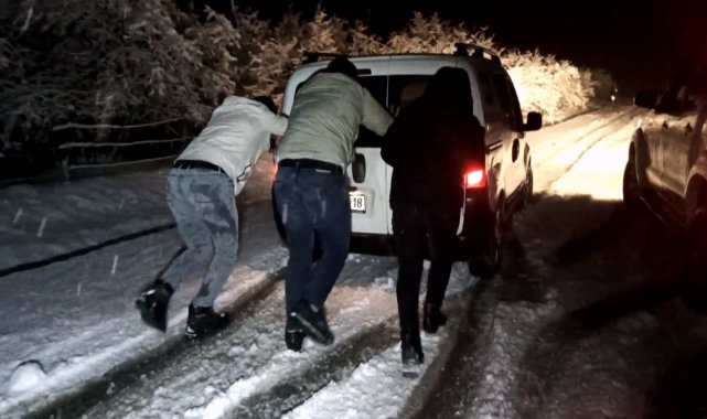 Nebiyan Dağı beyaza büründü, araçlar yollarda kaldı