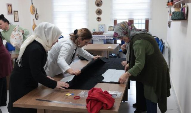 Nevşehirli kadınlar depremzedeler için kıyafet dikiyor