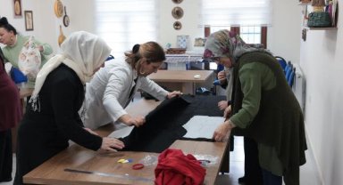 Nevşehirli kadınlar depremzedeler için kıyafet dikiyor