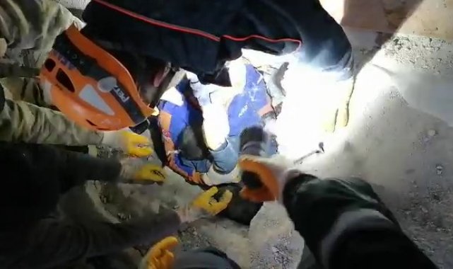 Nurhak'ta iki çocuk ve anneleri enkaz altından sağ olarak çıkartıldı