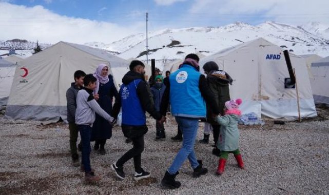 Nurhak'taki depremzede çocukların yüzünü güldürmeye çalışıyorlar