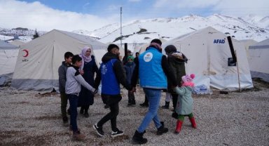 Nurhak'taki depremzede çocukların yüzünü güldürmeye çalışıyorlar