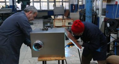 Öğrenciler, depremzedeler için soba ve su geçirmez tulum üretiyor