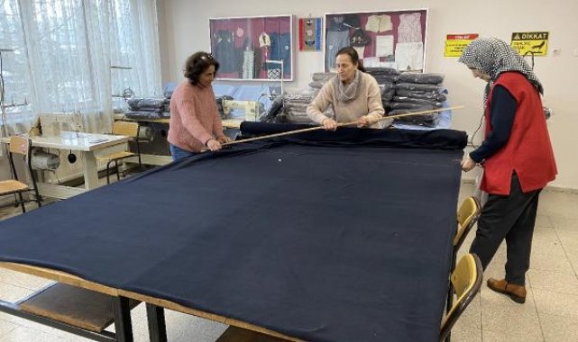 Öğretmenler, depremzedeler için battaniye ve bere üretiyor
