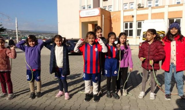 Okul bahçesinde çocuklara felaketin izleri unutturuluyor