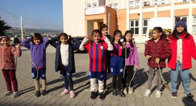 Okul bahçesinde çocuklara felaketin izleri unutturuluyor