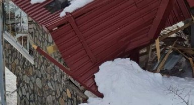 Ordu'da evin üzerine düşen kar kütlesi hasara neden oldu