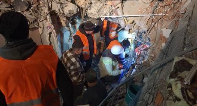 Orman Kurtarma Timi ekipleri, deprem bölgesinde can kurtarıyor
