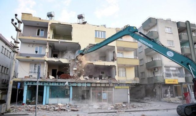 Osmaniye'de ağır hasarlı binaların yıkımı devam ediyor