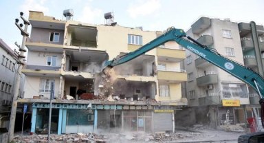 Osmaniye'de ağır hasarlı binaların yıkımı devam ediyor