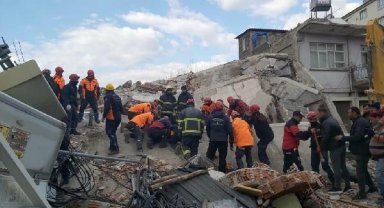 Osmaniye'de artçı deprem; 4 katlı bina yıkıldı