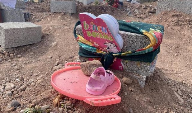 Osmaniye'deki deprem mezarlarının üzerine bırakılanlar duygulandırdı; 'Süper kahramanım, babam'