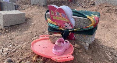Osmaniye'deki deprem mezarlarının üzerine bırakılanlar duygulandırdı; 'Süper kahramanım, babam'
