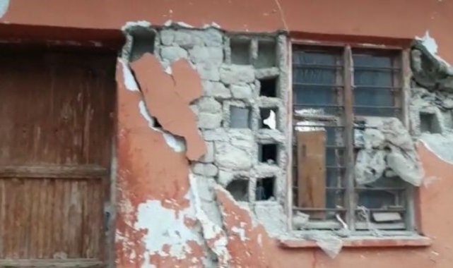 Osmaniye'nin Kadirli ilçesinde deprem sonucu müstakil ev kullanılamaz hale geldi