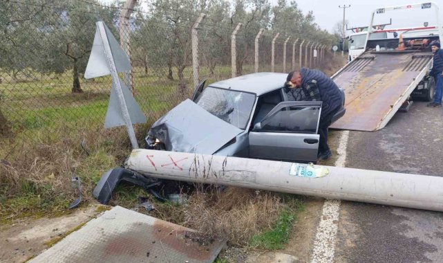Otomobil elektrik direğine çarptı