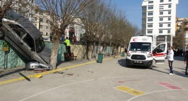 Otomobil, okul bahçesinin çitlerini aşıp duvarda asılı kaldı, 1 veli ağır yaralandı