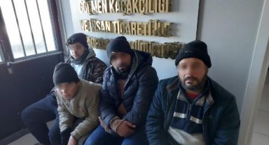 Otomobildeki 4 kaçak göçmen yakalandı, polisin ayağını ezen sürücü aranıyor