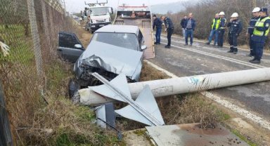 Otomobilin çarptığı elektrik direği devrildi, sürücü yaralandı
