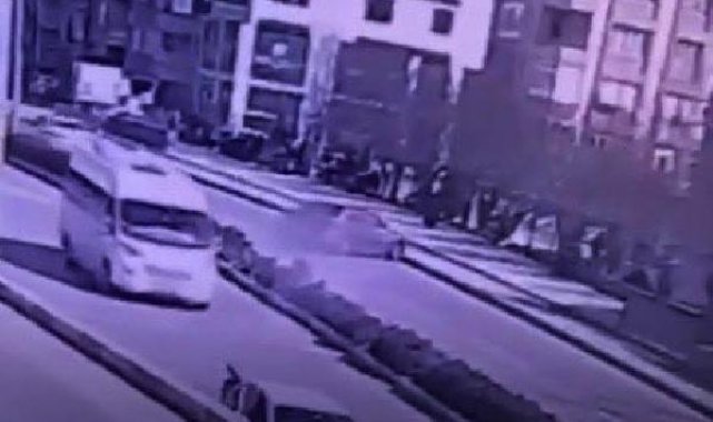 Otomobilin okul bahçesi çitlerini aşıp, duvarda asılı kaldığı kaza kamerada