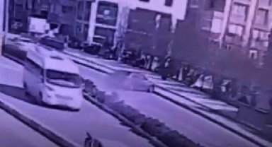 Otomobilin okul bahçesi çitlerini aşıp, duvarda asılı kaldığı kaza kamerada