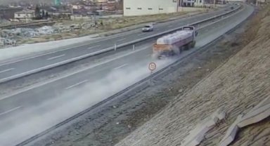 Otomobilin TIR'a arkadan çarptığı kaza kamerada
