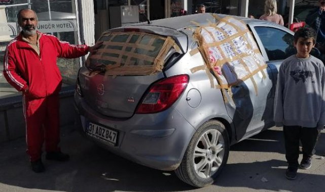 Otomobilinin depremde kırılan camlarını naylon ve çuvalla kapatıp Hatay'dan Mersin'e geldi