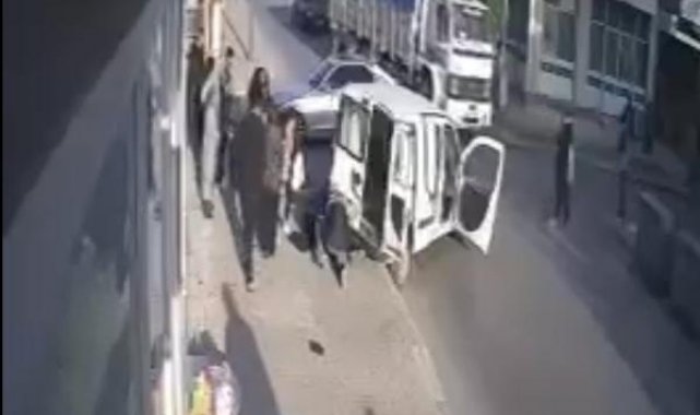 Otomobille çarpışan hafif ticari aracın yayaların arasına dalması kamerada: 4 yaralı